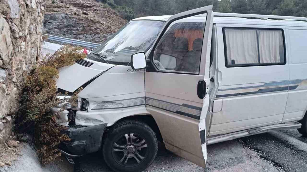 Akseki'de ticari araç istinat duvarına çarptı; sürücü hafif yaralandı