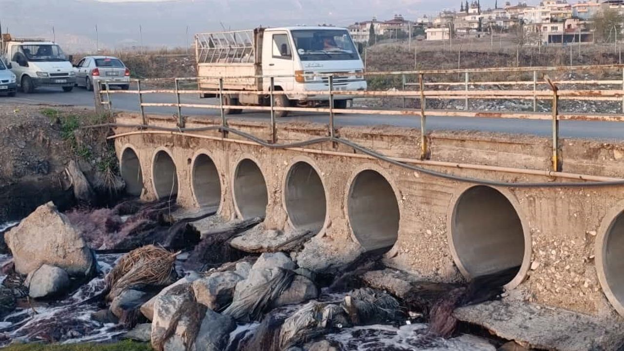 Aksu Çayı’nda fabrika atıkları alarmı: Sır Barajı’na kadar yayılan kirlilik