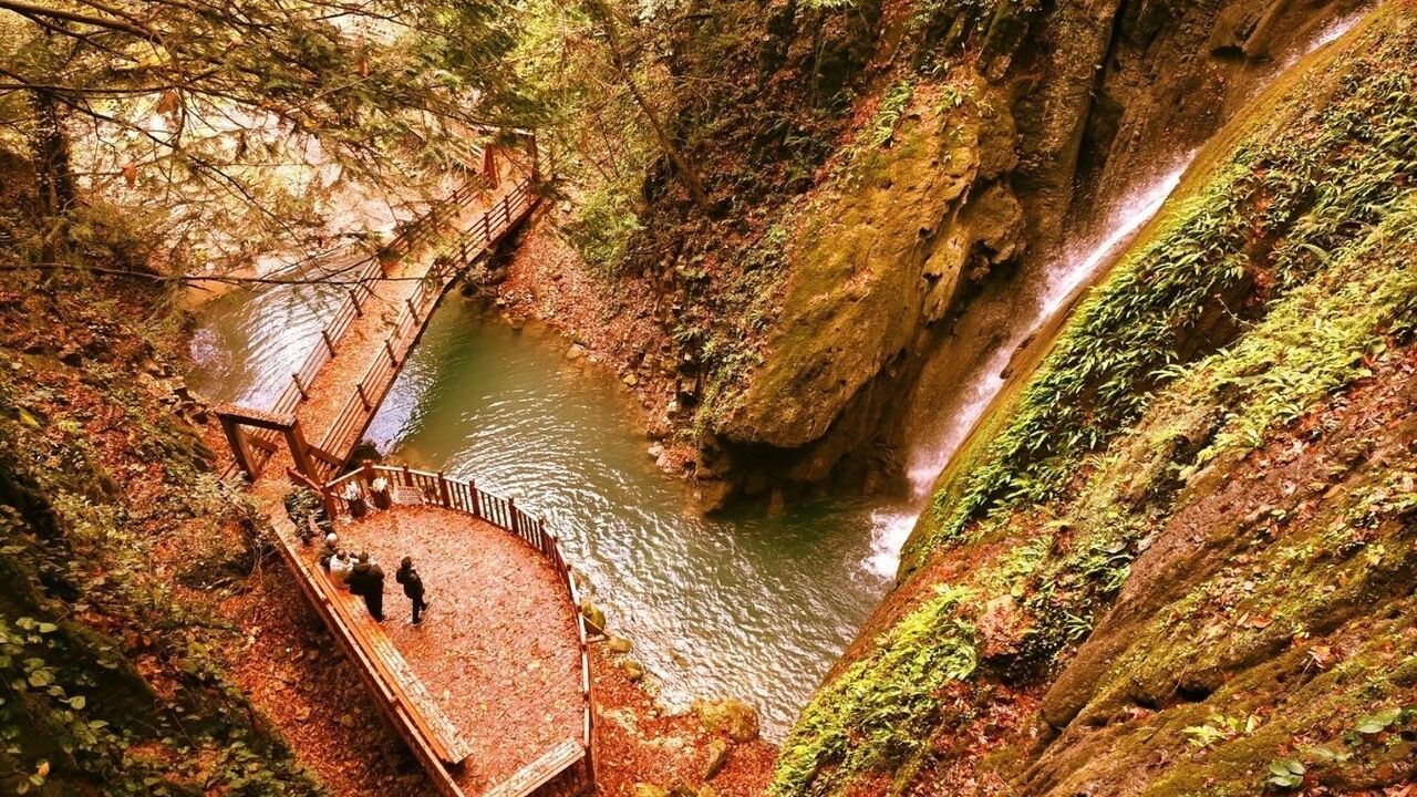 Aktaş Şelalesi sonbaharın renkleriyle ziyaretçilerini bekliyor