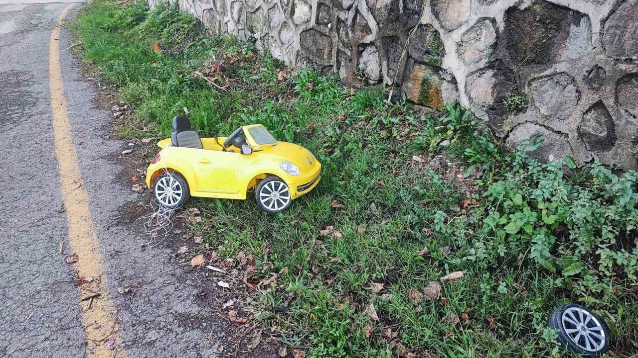 Akyazı'da akülü arabaya çarpan otomobil: 10 yaşındaki çocuk ağır yaralandı