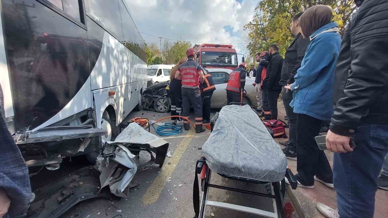 Akyazı'da işçi servisi ile otomobil çarpıştı: 1 yaralı