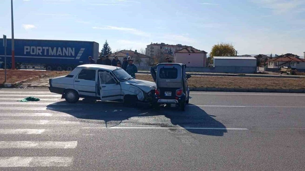 Alaca'da elektrikli araç ile otomobil çarpıştı: 3 yaralı