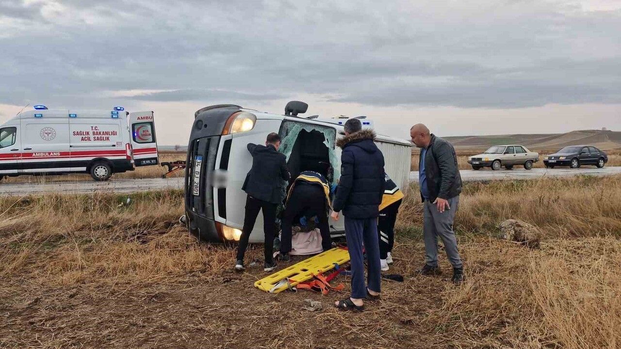 Alaca'da minibüs tarlaya devrildi: 3 yaralı