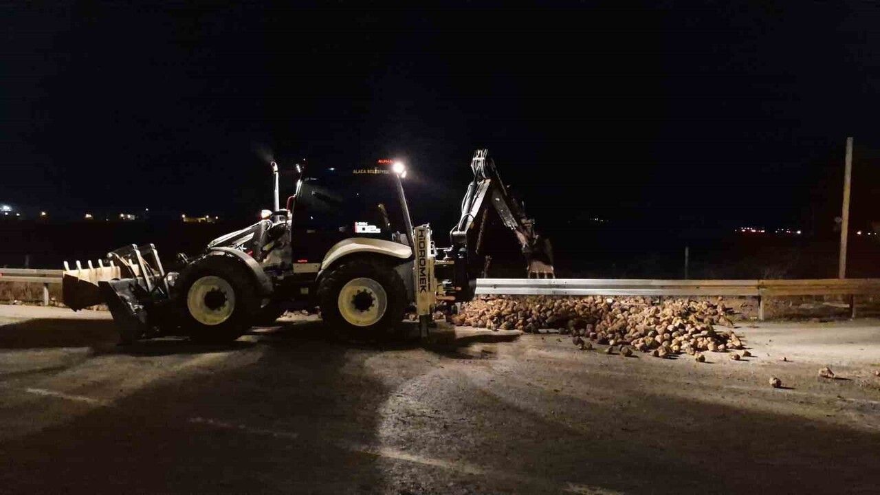 Alaca'da şeker pancarı yüklü tır ile otomobil çarpıştı: 3 yaralı