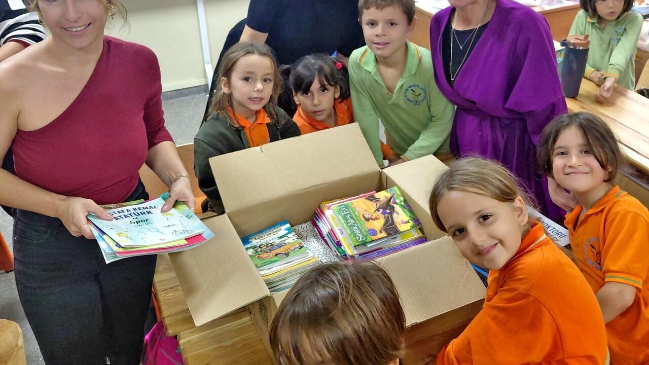Alaçatı 2-B Öğrencilerinden Kavurga İlkokulu'na Kitap ve Kırtasiye Desteği