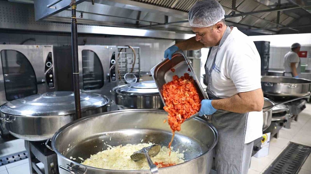 Alanya Aşevi günde 2 öğün sıcak yemekle 209 haneye destek