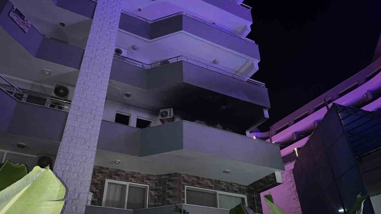 Alanya'da 3'üncü kattaki dairede çıkan yangın itfaiye tarafından söndürüldü