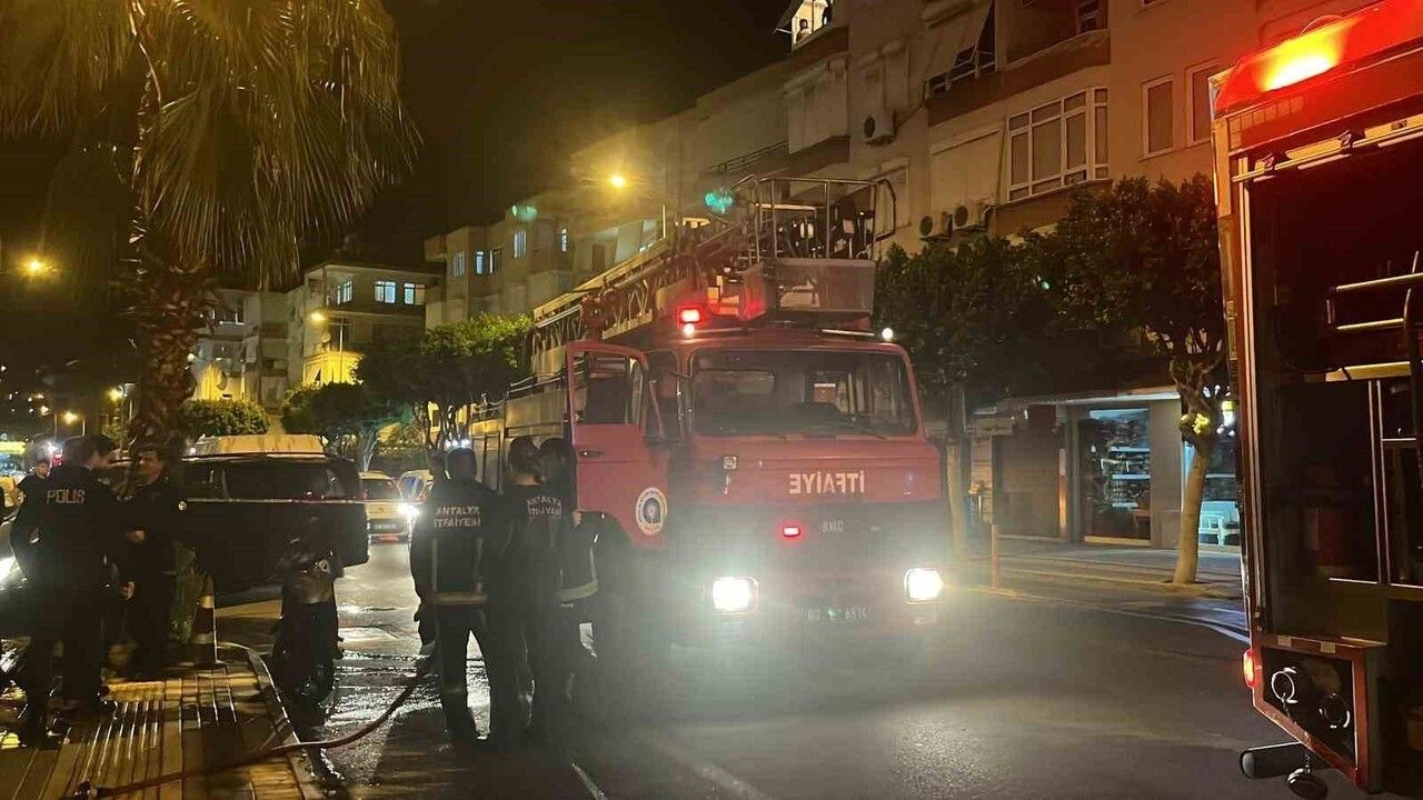 Alanya'da beyaz eşya tamir dükkanında çıkan yangın söndürüldü