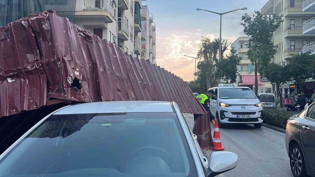 Alanya'da fırtına inşaat korkuluklarını uçurdu, park halindeki Hyundai zarar gördü