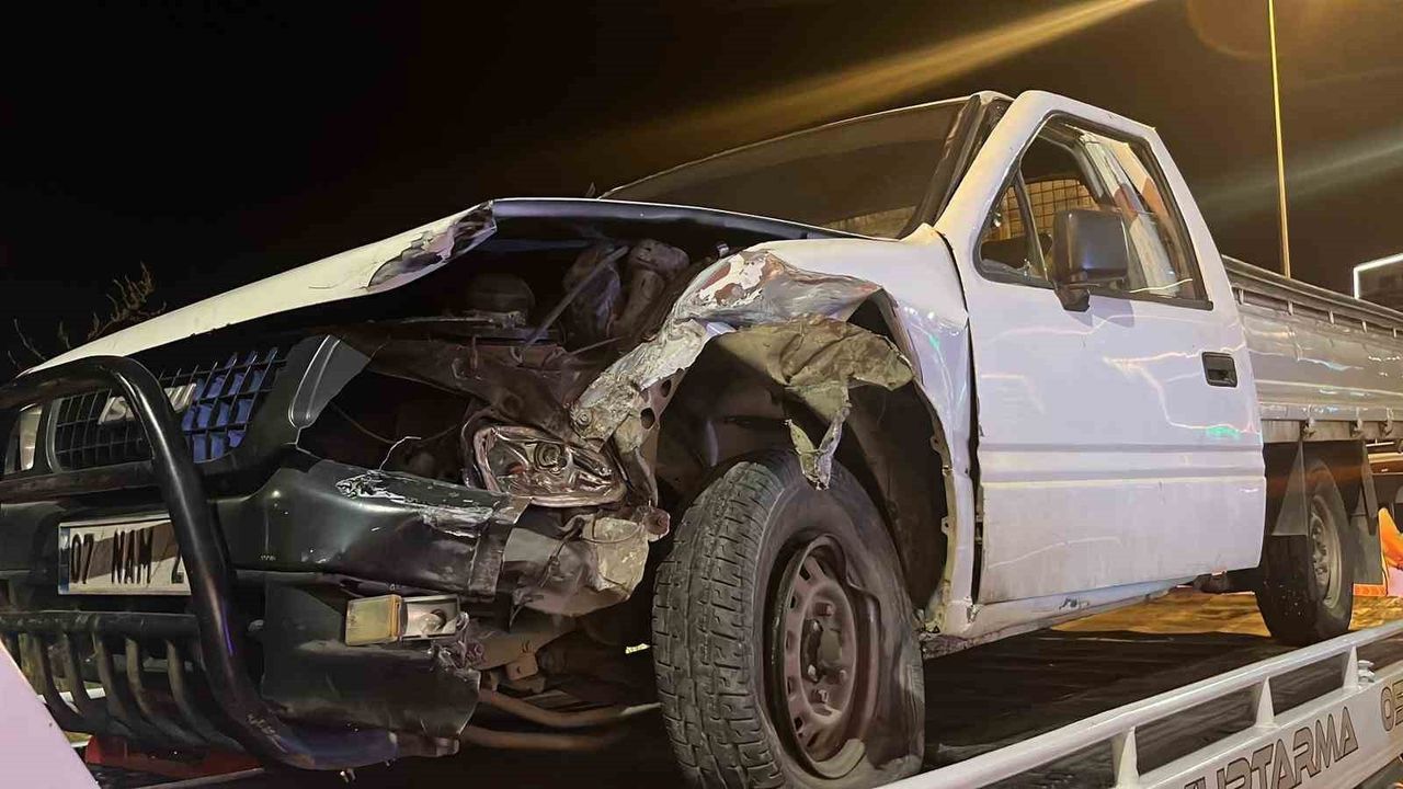 Alanya'da kafa kafaya çarpışma: 2 kişi yaralandı