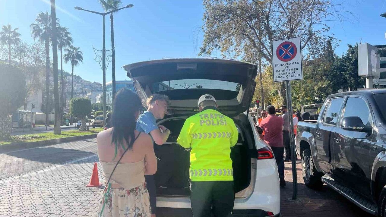 Alanya’da motosiklet sürücülerine ücretsiz kask dağıtımı