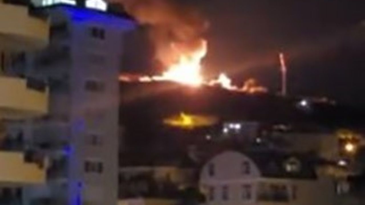 Alanya'da mutfak tüplü kamyonet alevlere teslim oldu