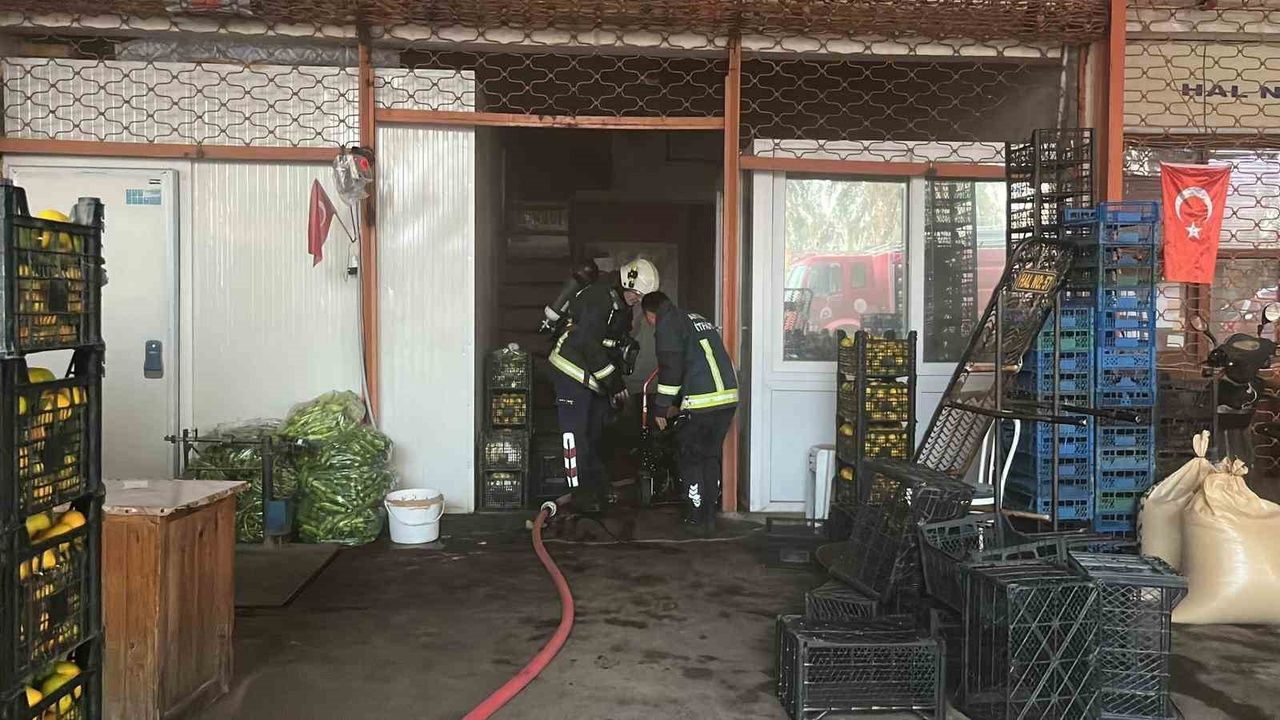 Alanya'da Sebze ve Meyve Deposunda Yangın