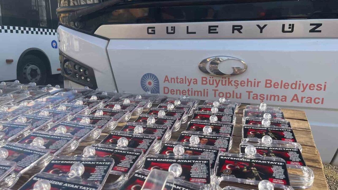 Alanya'da şehitlerin anıları otobüs tutamaçlarında