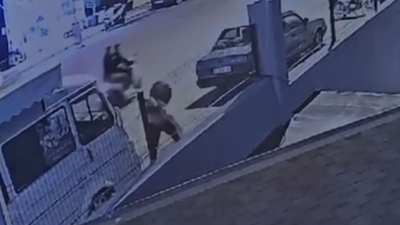 Alanya'da yürüyen kadına yumruk ve bıçaklı saldırı güvenlik kamerasında
