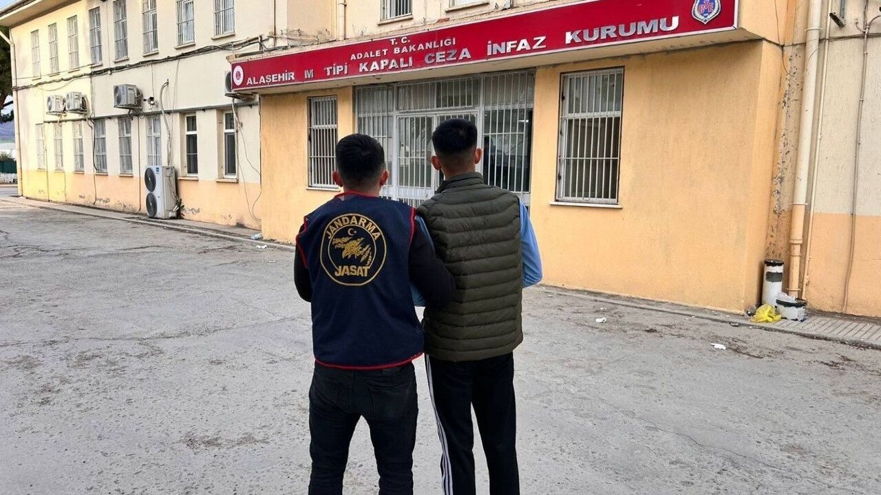 Alaşehir'de jandarma operasyonu: 290 sentetik ecza hapı ele geçirildi