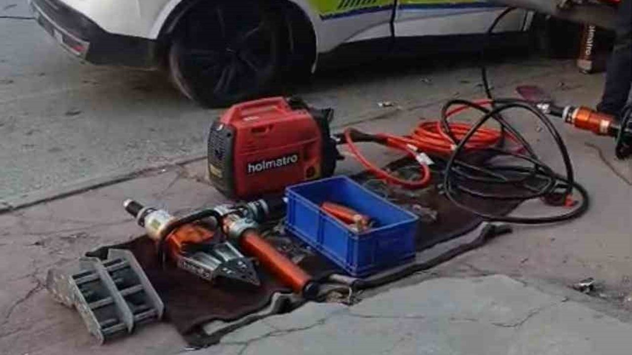 Alaşehir'de Trafik Polisi Aracının Tıra Çarpması: Bir Polis Şehit Oldu, Diğeri Ağır Yaralı