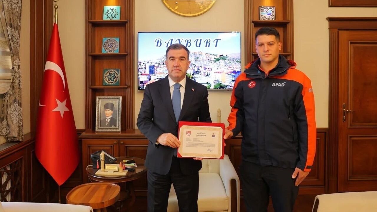 Alev Alan Araçtan 5 Kişiyi Kurtaran AFAD Teknisyenine Başarı Belgesi