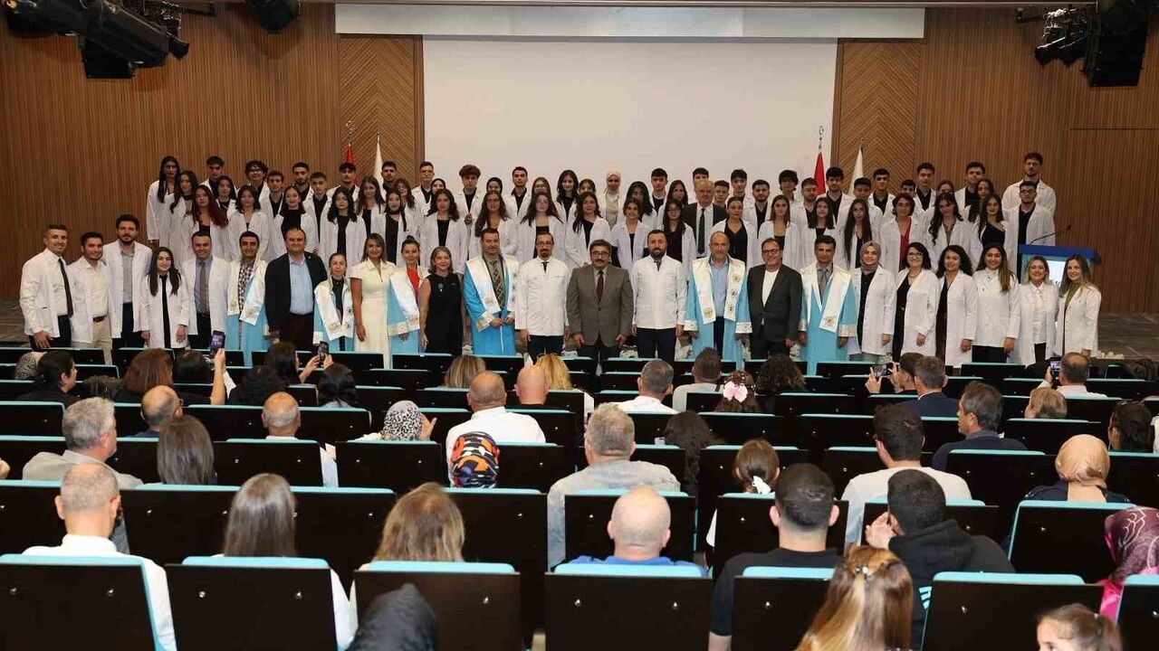 ALKÜ Diş Hekimliği Birinci Sınıf Öğrencileri Beyaz Önlüklerini Giydi