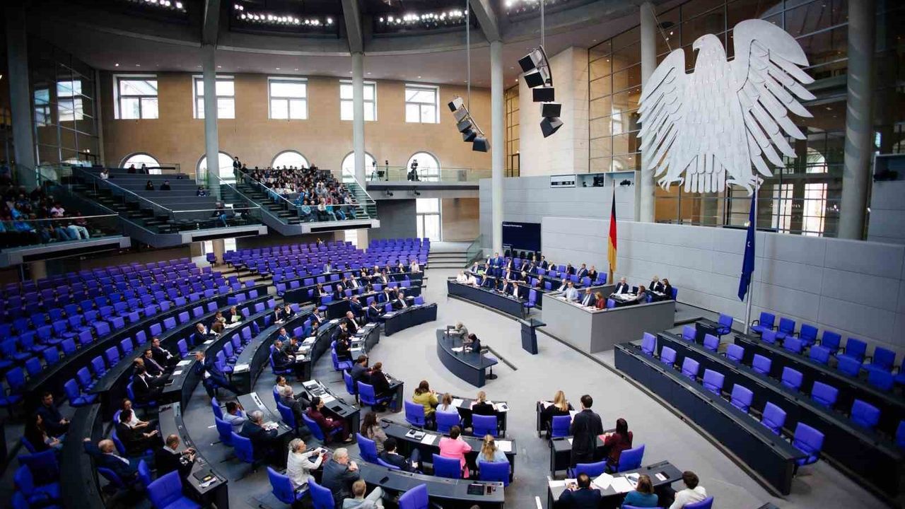 Alman Federal Meclisinde şüpheli USB gönderimleri alarmı