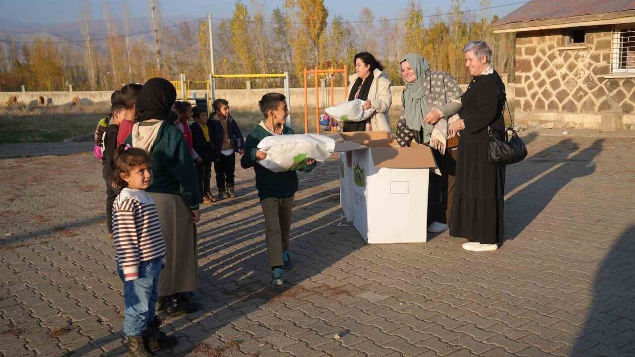 Almanya’dan Muş köylerine sıcak destek: Bin çocuğa kışlık yardım