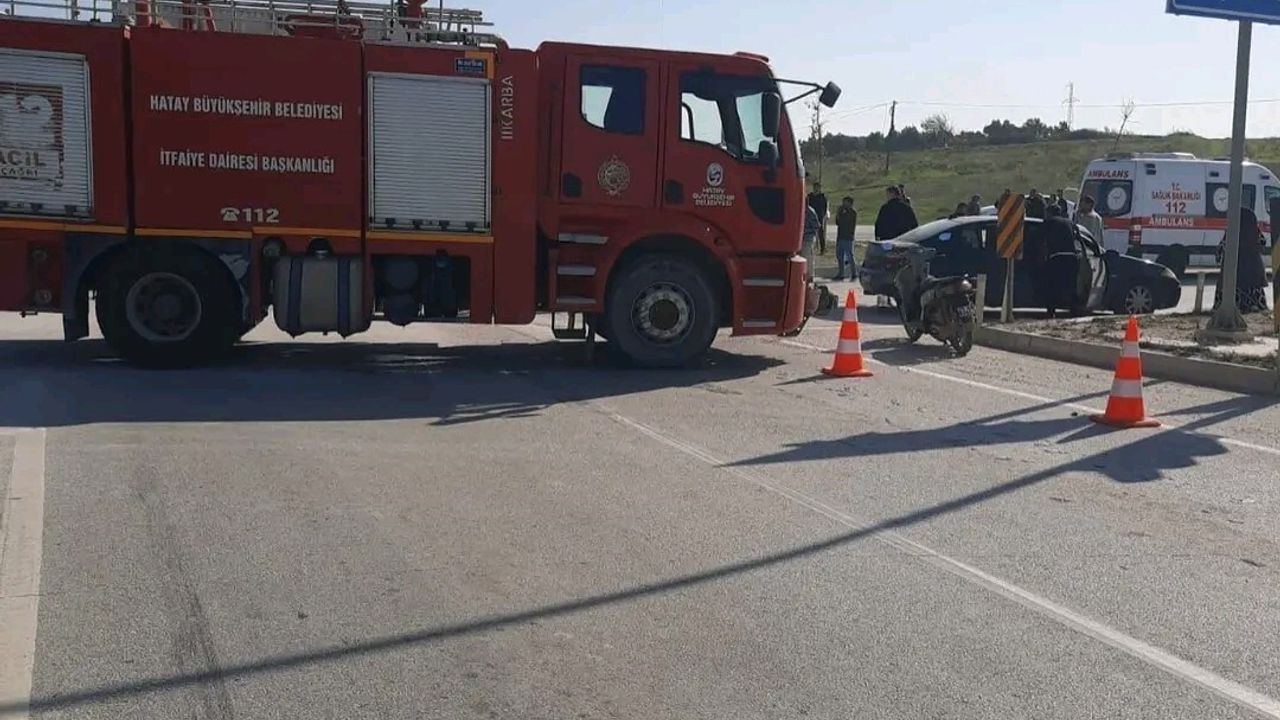 Altınözü'nde 3 otomobil çarpıştı: 7 kişi yaralandı