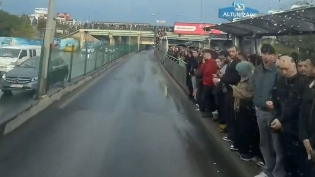 Altunizade metrobüs kuyruğunda yağmur altında bekleyiş