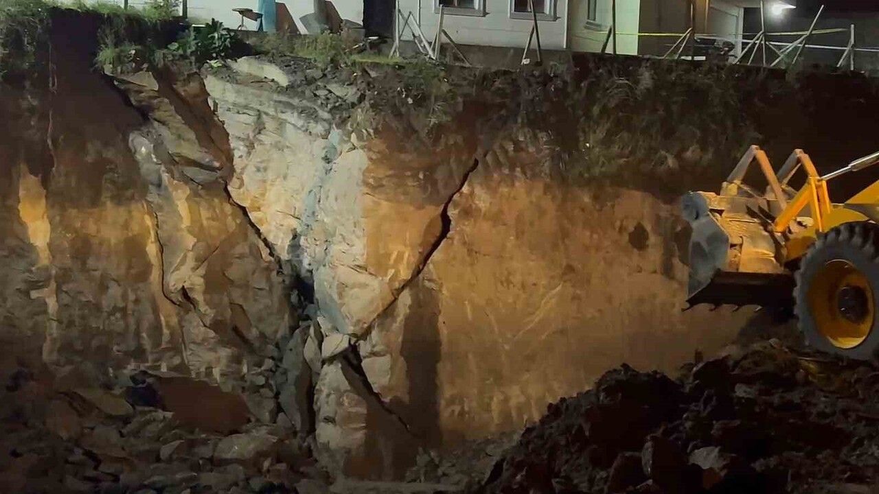 Amasra'da inşaat alanında gece göçüğü: can kaybı yok, çevre tahliye edildi