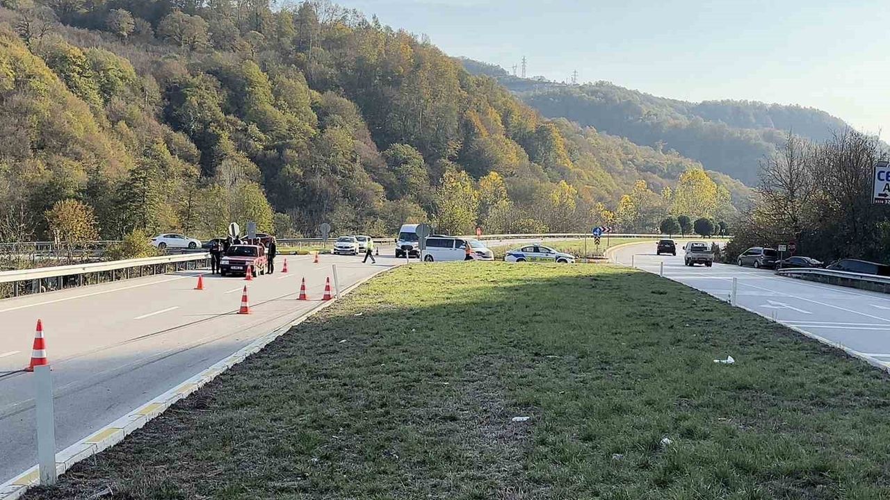 Amasra Uğurlar kavşağında minibüs ile otomobil çarpıştı: 2 yaralı