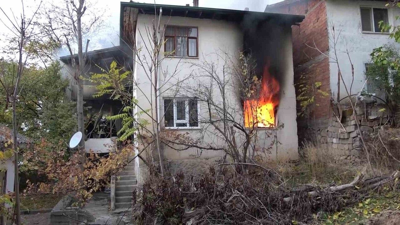 Amasya'da iki katlı sobalı evde yangın: Ev sahibi gözyaşlarıyla izledi