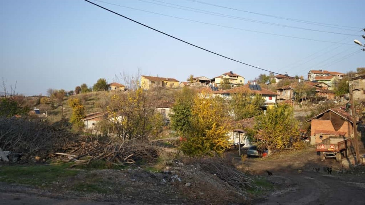Amasya'da pancar yüklü römork devrildi: kaza anı kamerada