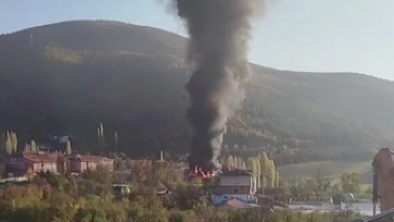 Amasya’da plastik yüklü çadır depoda yangın, duman metrelerce görüldü