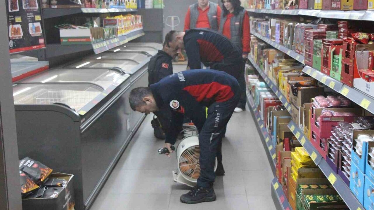 Amasya'da zemin kattaki yangın marketi dumanla doldurdu