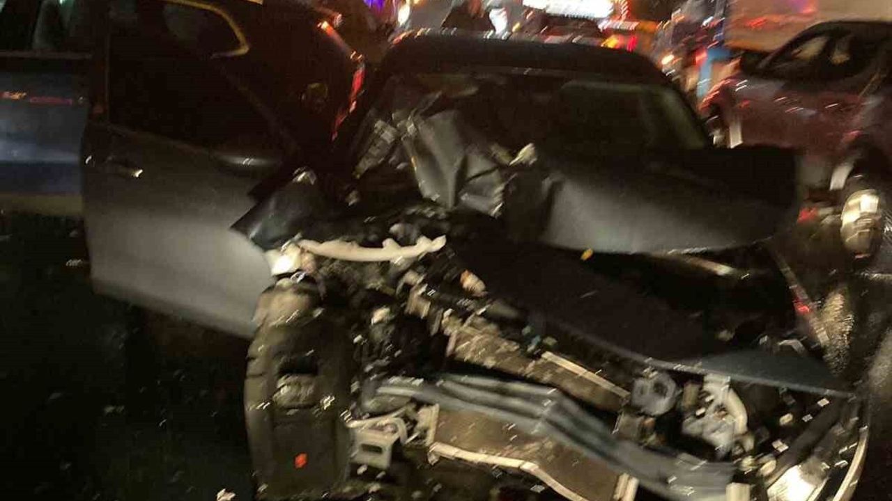 Anadolu Otoyolu'nda 5 araçlı zincirleme kaza: 3 yaralı