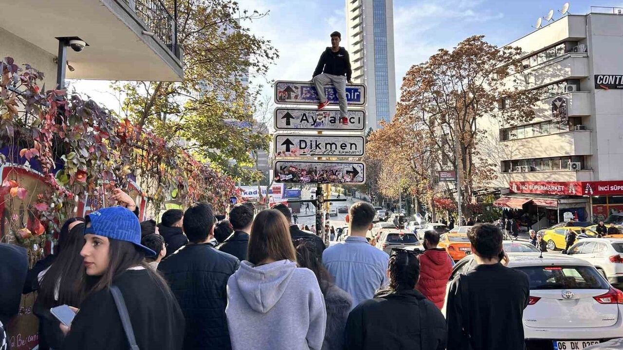 Ankara’da Kızılay tabelasına 1 metre 30 santimlik Akya asıldı