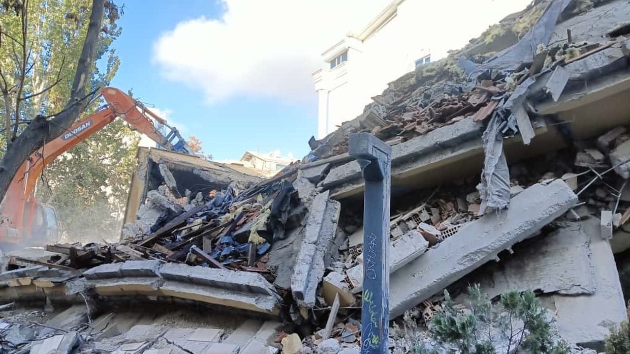 Ankara'da kontrollü yıkım sırasında 5 katlı bina çöktü