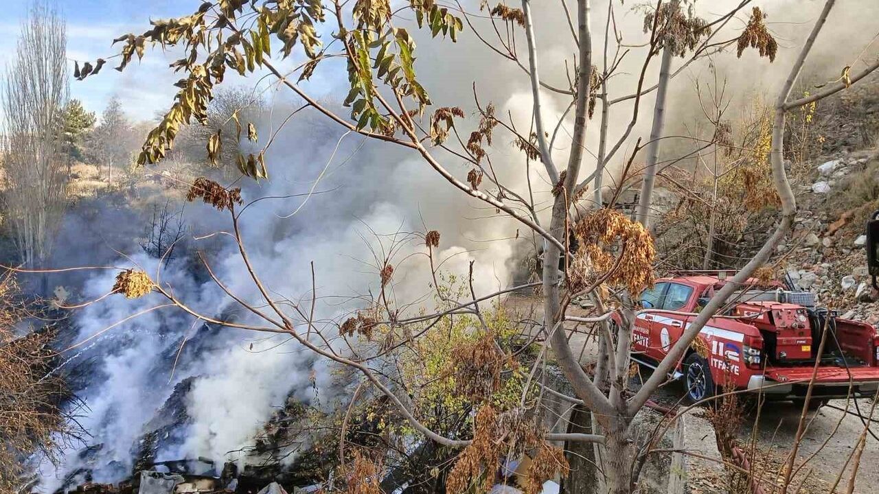 Ankara'da Mamak Zerdalitepe Mahallesi'nde çöp yangını kontrol altına alındı