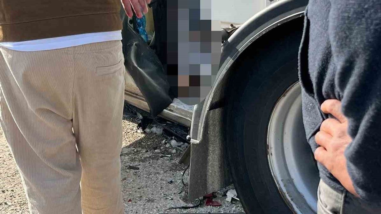 Ankara'da otomobil park halindeki tıra çarptı: 3 kişilik aile yaşamını yitirdi