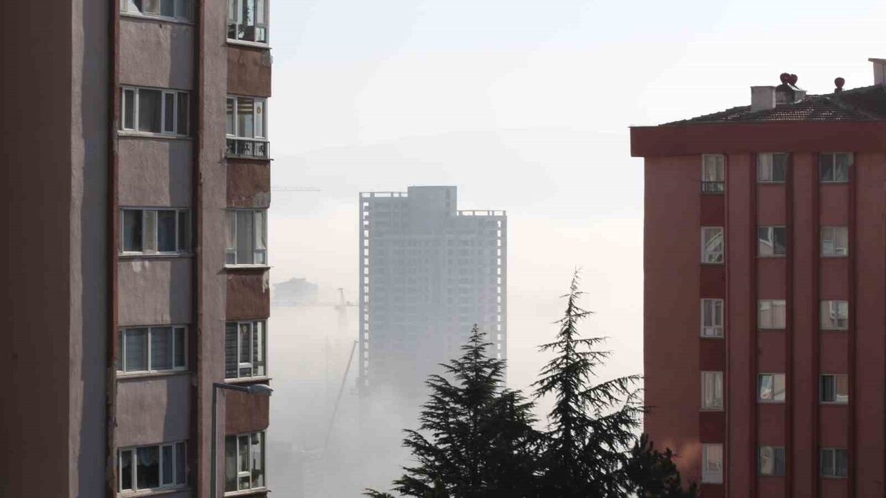 Ankara'nın Çankaya yüksek kesimlerinde yoğun sis