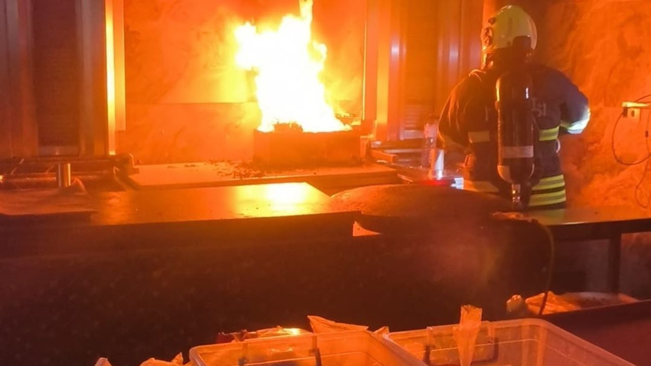 Antakya'da dönercide kızartma makinesi yangını söndürüldü