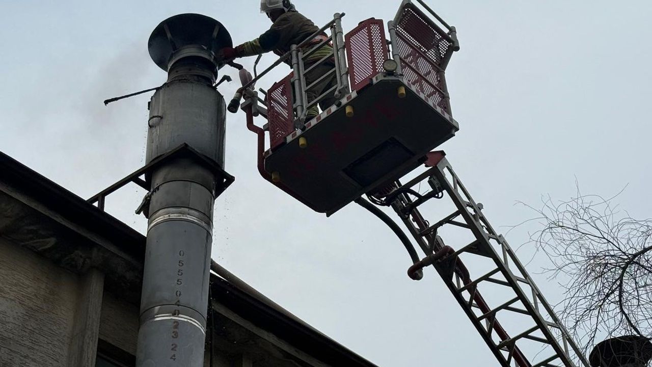 Antakya'da iş yeri bacasında çıkan yangın hızla kontrol altına alındı