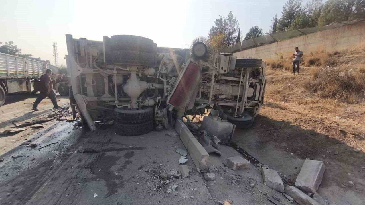 Antakya'da Kamyon ve Tır Çarpıştı: İki Sürücü Yaralandı