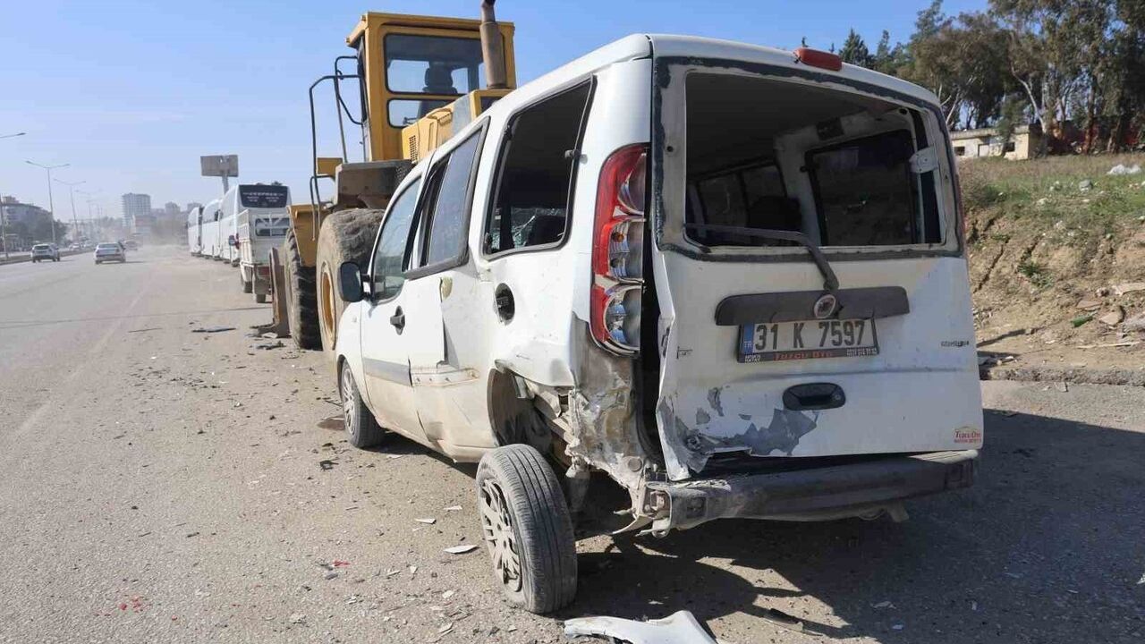 Antakya'da Sağdan Geçme Girişimi Kaza ile Sonlandı: 2 Araç ve İş Makinesi Hasarlandı