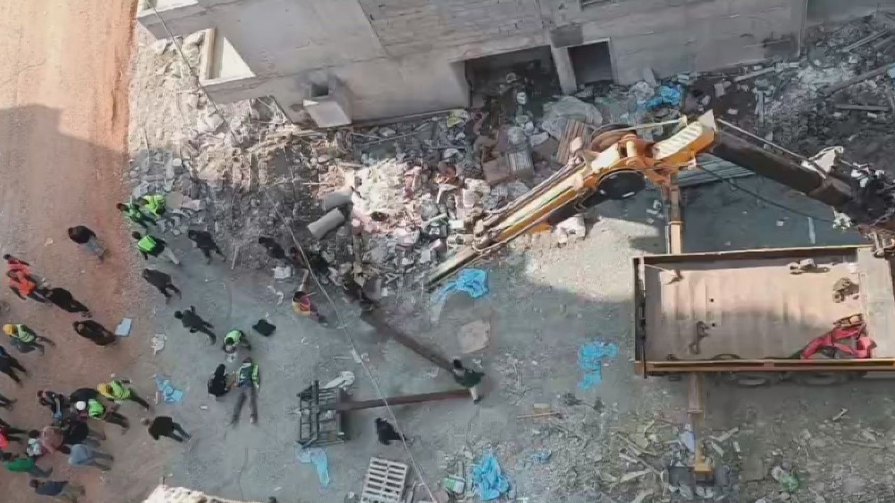 Antakya'da şantiyede vinç kırıldı: 2 işçi 25 metreden düştü