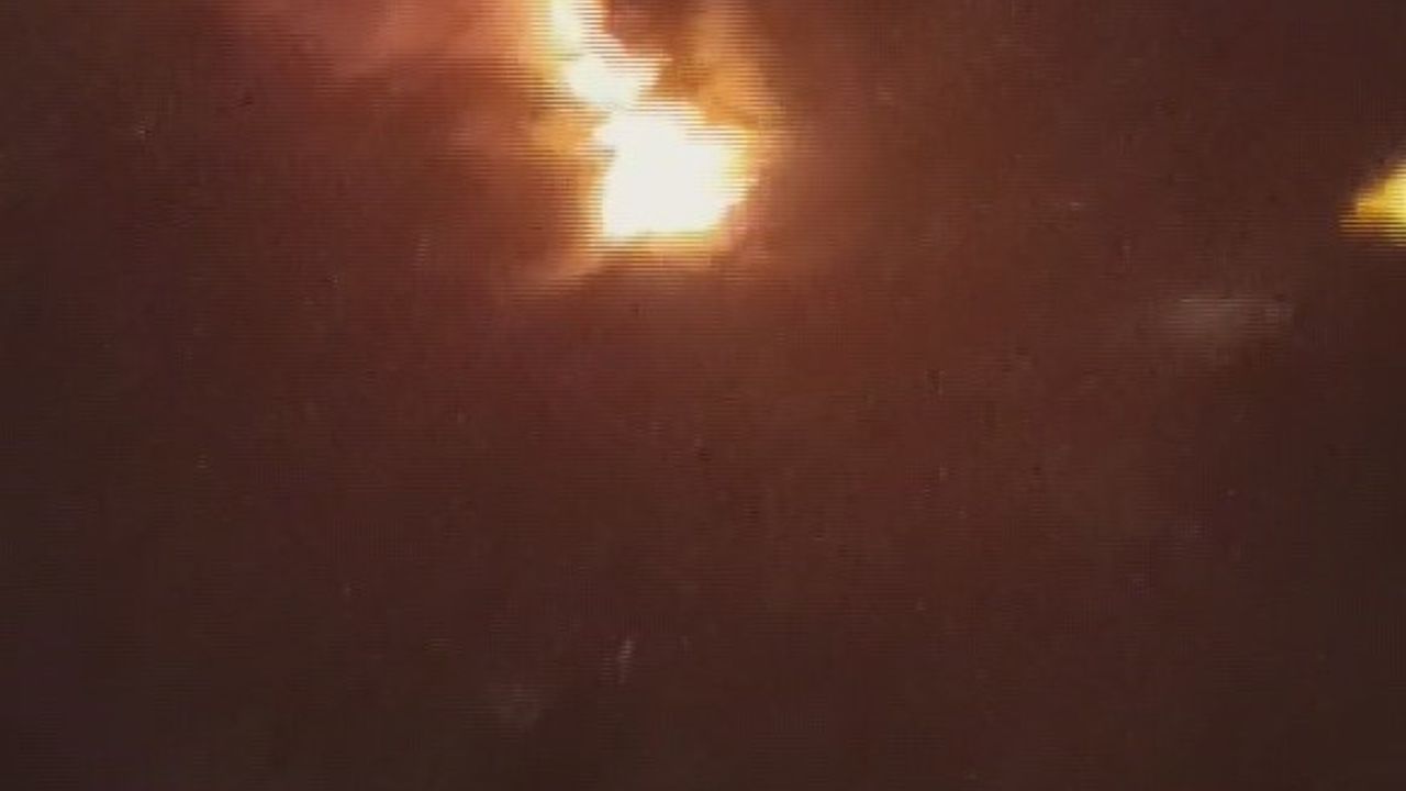 Antakya'da yıldırımın isabet ettiği ağaçlık alanda yangın çıktı