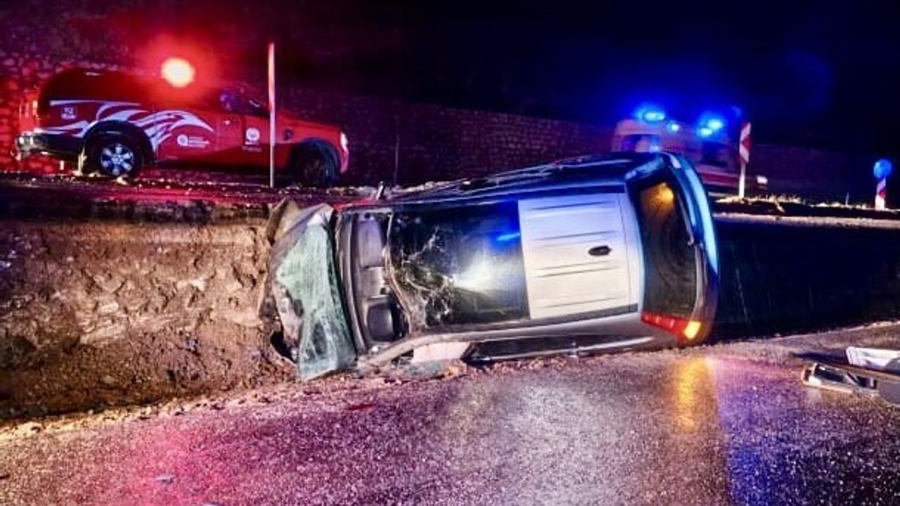 Antalya Akseki'de yağışta kontrolden çıkan otomobil yan yattı: 3 yaralı