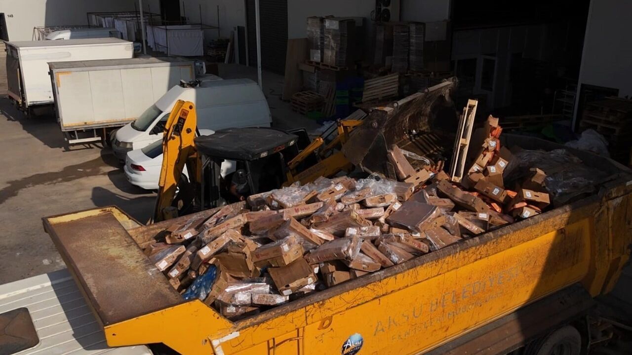 Antalya Aksu'da 25 ton tarihi geçmiş tavuk ele geçirildi, 2 işletme mühürlendi