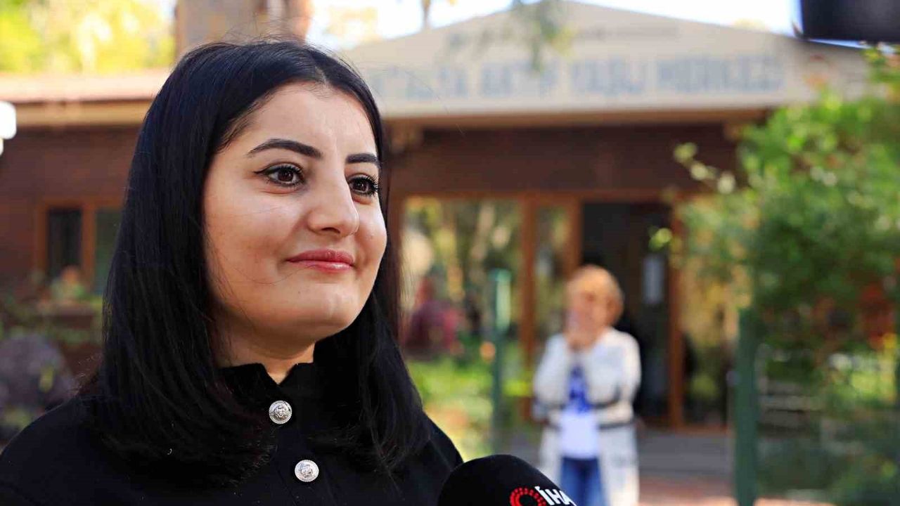 Antalya'da 60 yaş üstü için akıllı telefon ve dijital güvenlik eğitimi