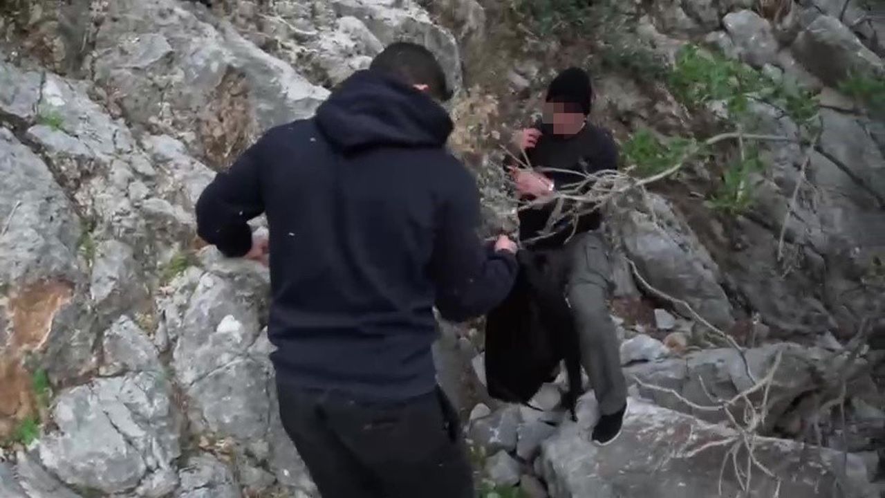 Antalya'da Arapuçtu Dağı'nda mahsur kalan 2 genç JAK ve AFAD ile kurtarıldı