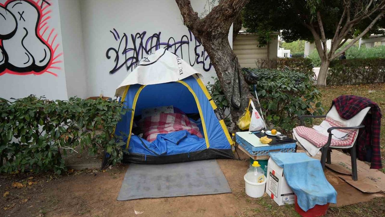 Antalya’da bıçaklanan 64 yaşındaki Necdet Tilif: Evinden oldu, kelepçelendi, çadırda yaşıyor